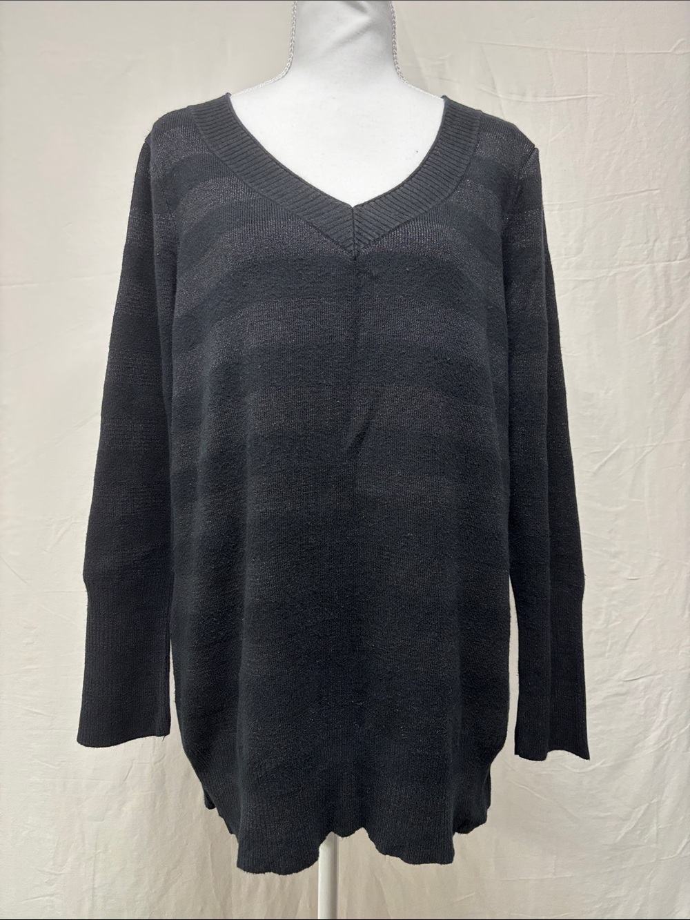 American Eagle Outfitters Women's Black and GrayV-Neck Sweater